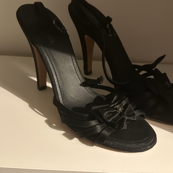 Hundred percent authentic Chanel satin bow evening sandals size 38 - Picture 2 of 4